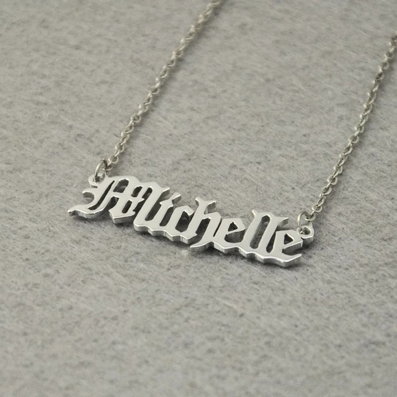 Personalized old English nameplate necklace - Picture 2 of 2